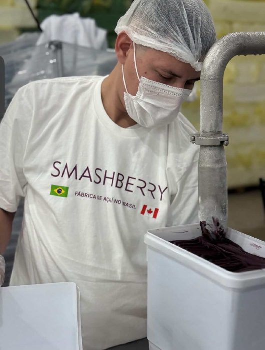 Gros plan sur la pulpe d’açaí crémeuse qui remplit le bac.
