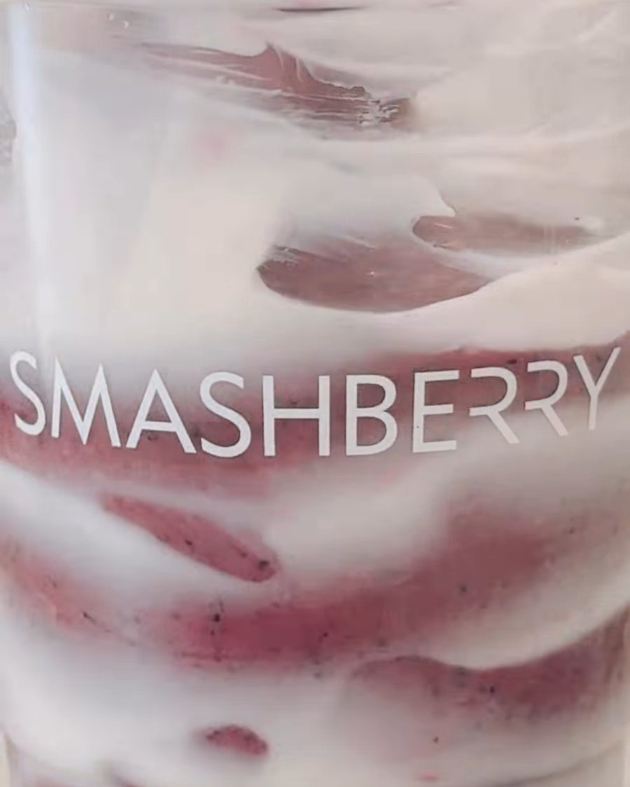 Un smoothie marbré dans le gobelet Smashberry.