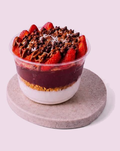 Cocoa Crunch: strawberries and chocolate chips over the açaí and coconut bases.