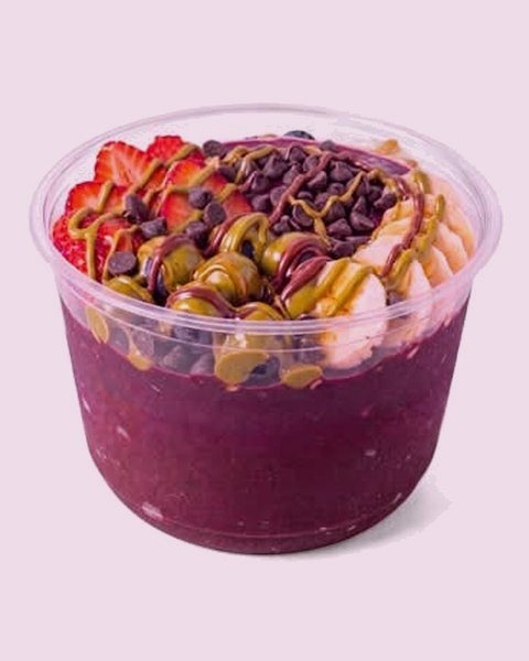 Dubai Choco Loco: strawberries, pistachio, chocolate and maple on the açaí base.